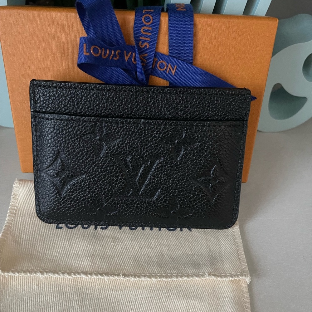 Louis Vuitton - Picture 3 of 13